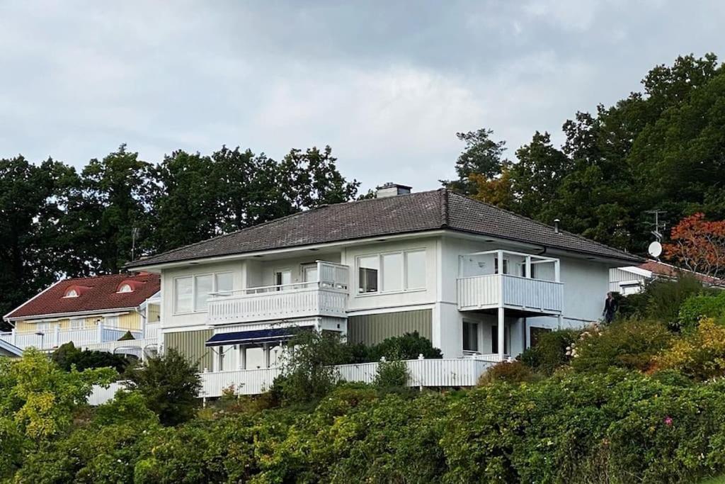 Apartment Right Next To The Golf Course And With The Ocean Just Around The Corner Ljungskile Extérieur photo