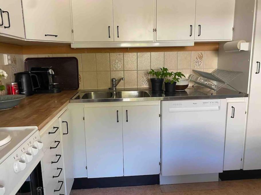 Apartment Right Next To The Golf Course And With The Ocean Just Around The Corner Ljungskile Extérieur photo