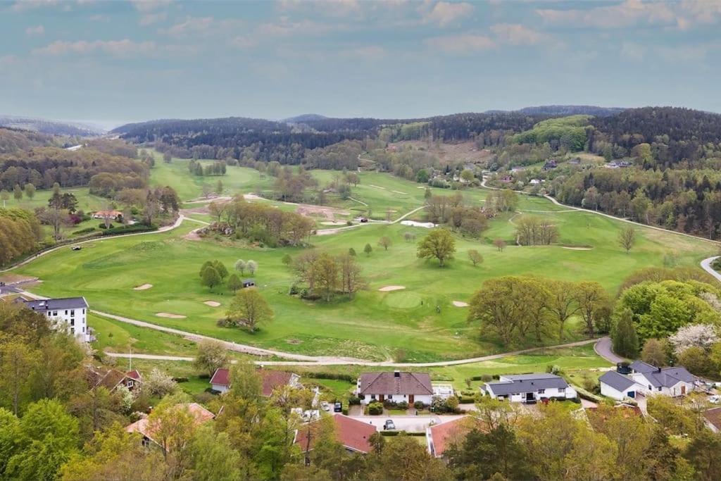 Apartment Right Next To The Golf Course And With The Ocean Just Around The Corner Ljungskile Extérieur photo